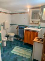 A bathroom at Villa Delfino Blu con accesso diretto al mare dalla scogliera e privacy impagabile.