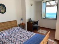 A bed or beds in a room at Villa Delfino Blu con accesso diretto al mare dalla scogliera e privacy impagabile.
