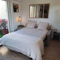 Łóżko lub łóżka w pokoju w obiekcie Studio climatisé cosy avec grande piscine chauffée