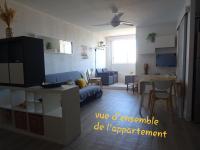 Telewizja i/lub zestaw kina domowego w obiekcie MARSEILLAN-PLAGE Appartement Coeur de sable