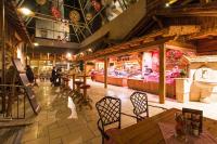 Un restaurante con mesas y sillas en un edificio. en Alpenrast Tyrol, en Mils bei Imst