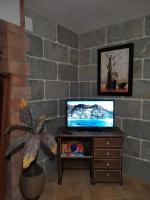 TV a/nebo společenská místnost v ubytování Finca Vistas al Teide con jacuzzi, wifi y TV satélite