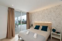 A bed or beds in a room at Villa Sapphire by Villa Plus