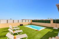 Bazén v ubytovaní Villa Ocean Pearl by Villa Plus alebo v jeho blízkosti