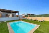 Bazén v ubytovaní Villa Ocean Pearl by Villa Plus alebo v jeho blízkosti
