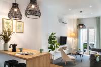 Televízia a/alebo spoločenská miestnosť v ubytovaní Lola 14 Suite Apartment