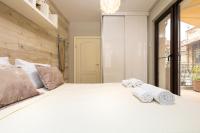 A bed or beds in a room at Luxury Central Apartment
