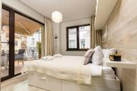 A bed or beds in a room at Luxury Central Apartment
