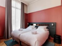 Posteľ alebo postele v izbe v ubytovaní Hôtel Corneille - Entrée autonome, réception en ligne - Encore Mieux