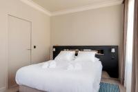 Posteľ alebo postele v izbe v ubytovaní Hôtel Corneille - Entrée autonome, réception en ligne - Encore Mieux