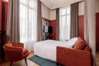 Posteľ alebo postele v izbe v ubytovaní Hôtel Corneille - Entrée autonome, réception en ligne - Encore Mieux