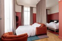 Posteľ alebo postele v izbe v ubytovaní Hôtel Corneille - Entrée autonome, réception en ligne - Encore Mieux