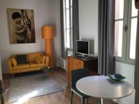 Telewizja i/lub zestaw kina domowego w obiekcie Studio Anna centre historique Bordeaux St Pierre