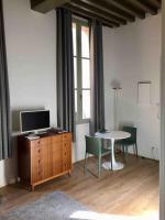 Telewizja i/lub zestaw kina domowego w obiekcie Studio Anna centre historique Bordeaux St Pierre