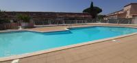 Basen w obiekcie JARDINS DE NEPTUNE Duplex avec terrasse en residence avec piscine proche du port - Clim lub w pobliżu