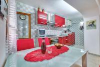 Kuchyňa alebo kuchynka v ubytovaní Studio apartment in Nerezine with balcony, air conditioning, WiFi, washing machine (4827-4)