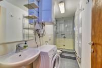 Kúpeľňa v ubytovaní Studio apartment in Nerezine with balcony, air conditioning, WiFi, washing machine (4827-4)