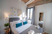 Postel nebo postele na pokoji v ubytování Feelathome Stadium Apartments