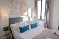 Postel nebo postele na pokoji v ubytování Feelathome Stadium Apartments