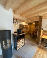A kitchen or kitchenette at Ferienhaus Karlchen