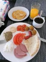 talerz jedzenia śniadaniowego z jajkami i pomidorami w obiekcie Rum Aranda camp &Bubbles Hotel w mieście Wadi Rum