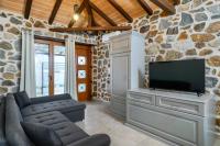 Televízia a/alebo spoločenská miestnosť v ubytovaní Petra Residence