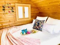 Postel nebo postele na pokoji v ubytování Arrebol Suite con Jacuzzi, piscina y naturaleza