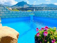 Bazén v ubytování Arrebol Suite con Jacuzzi, piscina y naturaleza nebo v jeho okolí