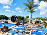 Bazén v ubytování Arrebol Suite con Jacuzzi, piscina y naturaleza nebo v jeho okolí