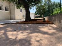 eine Gruppe Bälle auf dem Boden neben einem Baum in der Unterkunft Villa Andrée avec piscine à proximité de la mer in Saint-Cyr-sur-Mer