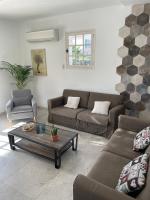 ein Wohnzimmer mit zwei Sofas und einem Couchtisch in der Unterkunft Villa Andrée avec piscine à proximité de la mer in Saint-Cyr-sur-Mer