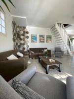 ein Wohnzimmer mit Sofas und einem Couchtisch in der Unterkunft Villa Andrée avec piscine à proximité de la mer in Saint-Cyr-sur-Mer