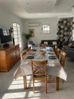 ein Esszimmer mit einem langen Tisch und Stühlen in der Unterkunft Villa Andrée avec piscine à proximité de la mer in Saint-Cyr-sur-Mer
