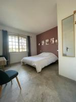 Ein Bett oder Betten in einem Zimmer der Unterkunft Villa Andrée avec piscine à proximité de la mer