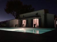 Der Swimmingpool an oder in der Nähe von Villa Andrée avec piscine à proximité de la mer