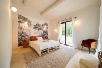 Plan piętra w obiekcie Stone villa with heated pool in Gordes