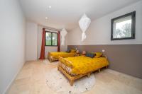 Plan piętra w obiekcie Stone villa with heated pool in Gordes