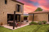 Plan piętra w obiekcie Stone villa with heated pool in Gordes