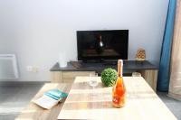 Televízia a/alebo spoločenská miestnosť v ubytovaní Azur 015 YourHostHelper classé 2 étoiles