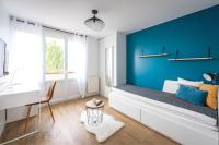 ein Schlafzimmer mit einer blauen Wand, einem Bett und einem Schreibtisch in der Unterkunft Life&amp;Travel - Appartement Bordeaux - 4 chambres in Bordeaux