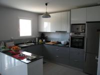 Kuchyňa alebo kuchynka v ubytovaní Charmante villa F4 avec jardin, terrasse et garage – St Cyprien Village, proche commerces et plage - FR-1-106-40