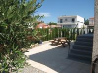 Vonkajšia záhrada v ubytovaní Charmante villa F4 avec jardin, terrasse et garage – St Cyprien Village, proche commerces et plage - FR-1-106-40