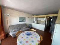 Kuchnia lub aneks kuchenny w obiekcie Appartement 2 pièces face plage avec loggia, parking sécurisé et Wifi - Saint-Cyprien - FR-1-106-46