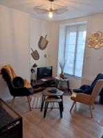 Televízia a/alebo spoločenská miestnosť v ubytovaní Appartement - Nevers