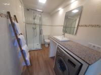 Łazienka w obiekcie PORTICCIO villa dans résidence avec piscines 4-6 personnes BRILOC Appartements