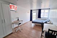 Łóżko lub łóżka w pokoju w obiekcie Studio en rez de jardin avec terrasse privée - Le petit Château Avesnois - TV - WIFI - logement complet