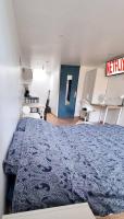 Łóżko lub łóżka w pokoju w obiekcie Studio en rez de jardin avec terrasse privée - Le petit Château Avesnois - TV - WIFI - logement complet