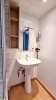 Łazienka w obiekcie Studio en rez de jardin avec terrasse privée - Le petit Château Avesnois - TV - WIFI - logement complet