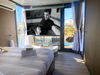 a bedroom with a poster of a man and a woman at L&#39;Escale Royale L&#39;Isle Adam à 20 minutes de Paris CDG in LʼIsle-Adam