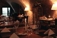 塔博尔德沃夏克塔博尔LH会议及康体酒店的餐厅里一张桌子,上面放着酒杯